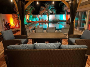 Tropical Pool & Patio Bar minutes to the beach!